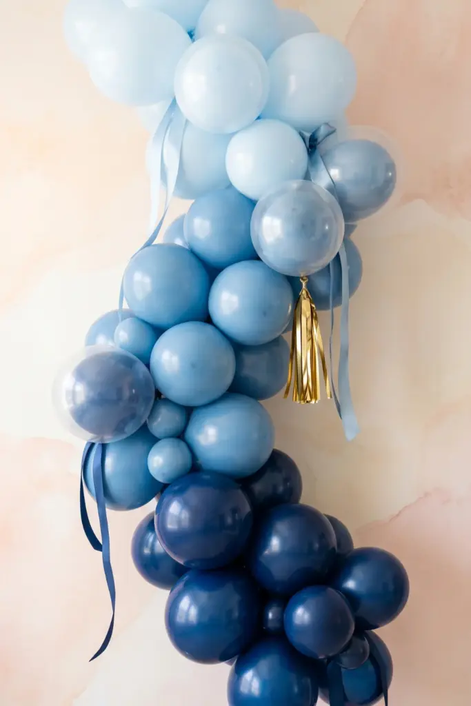 ombre-effect-light-to-dark-blue-graduation-balloon-garlands-designs-ideas